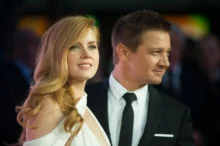 Amy Adams a Jeremy Renner na premiéře.