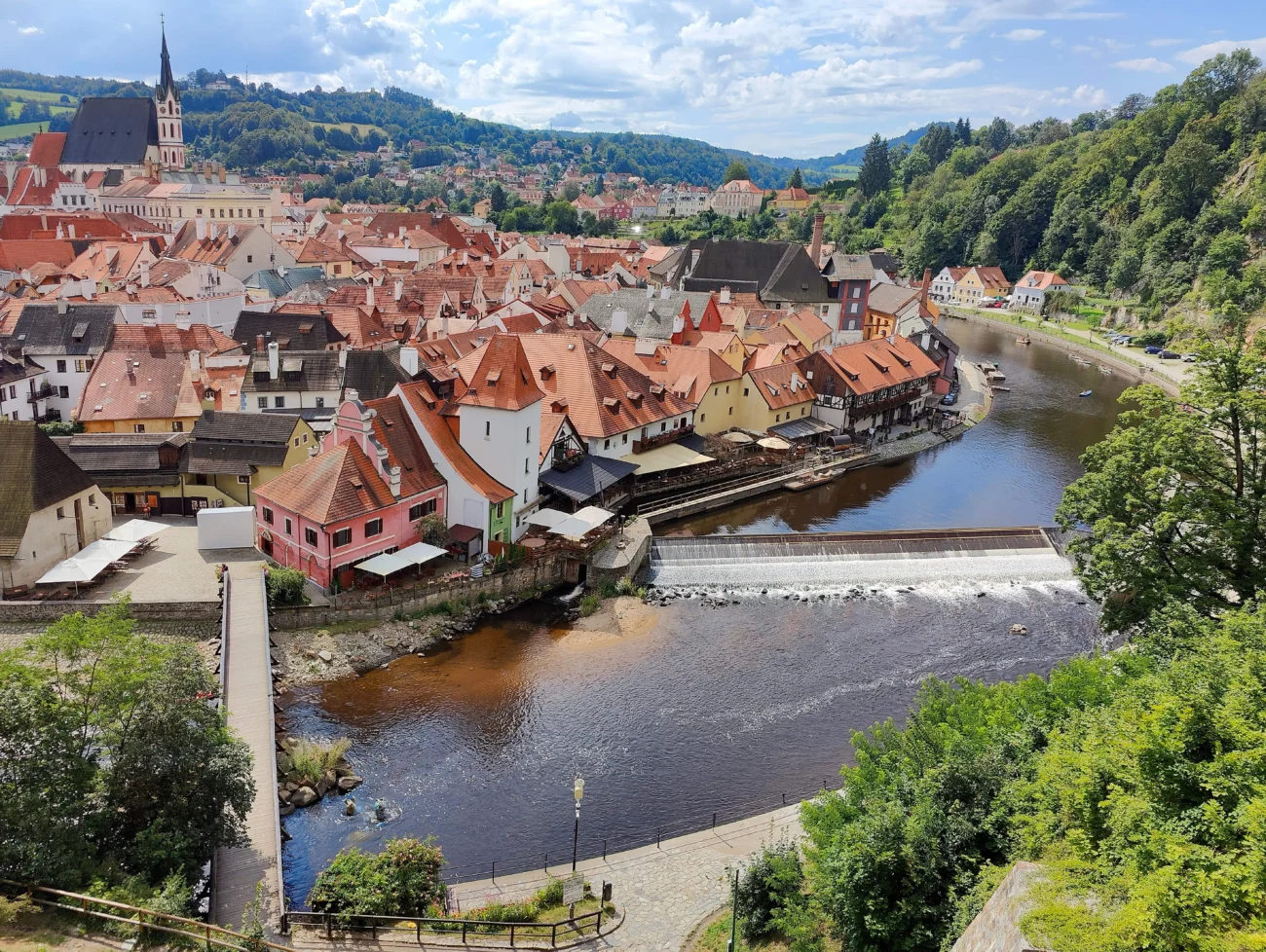 shutterstock_2646475875-min | TVGURU.cz řeka protékající městem