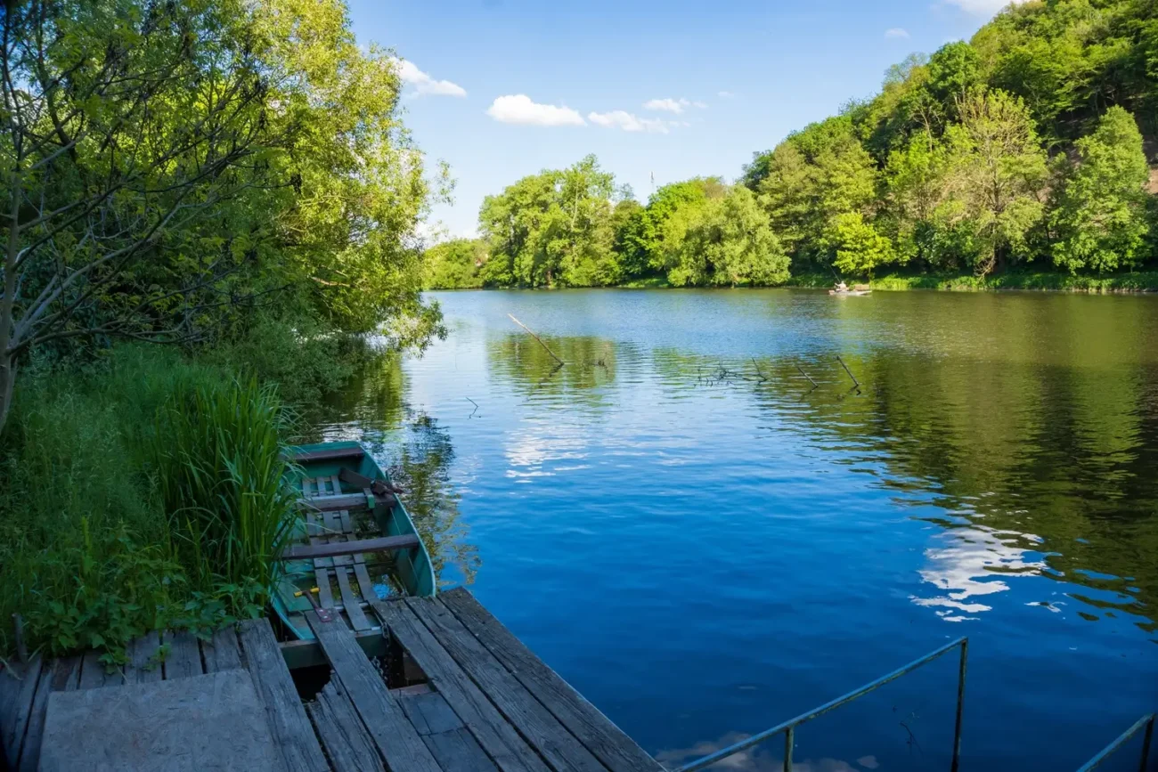 Přívoz u řeky Berounky jedno z míst, kde se natáčel kultovní film s nesrozumitelným názvem Shutterstock | TVGURU.cz přívoz u řeky Berounky