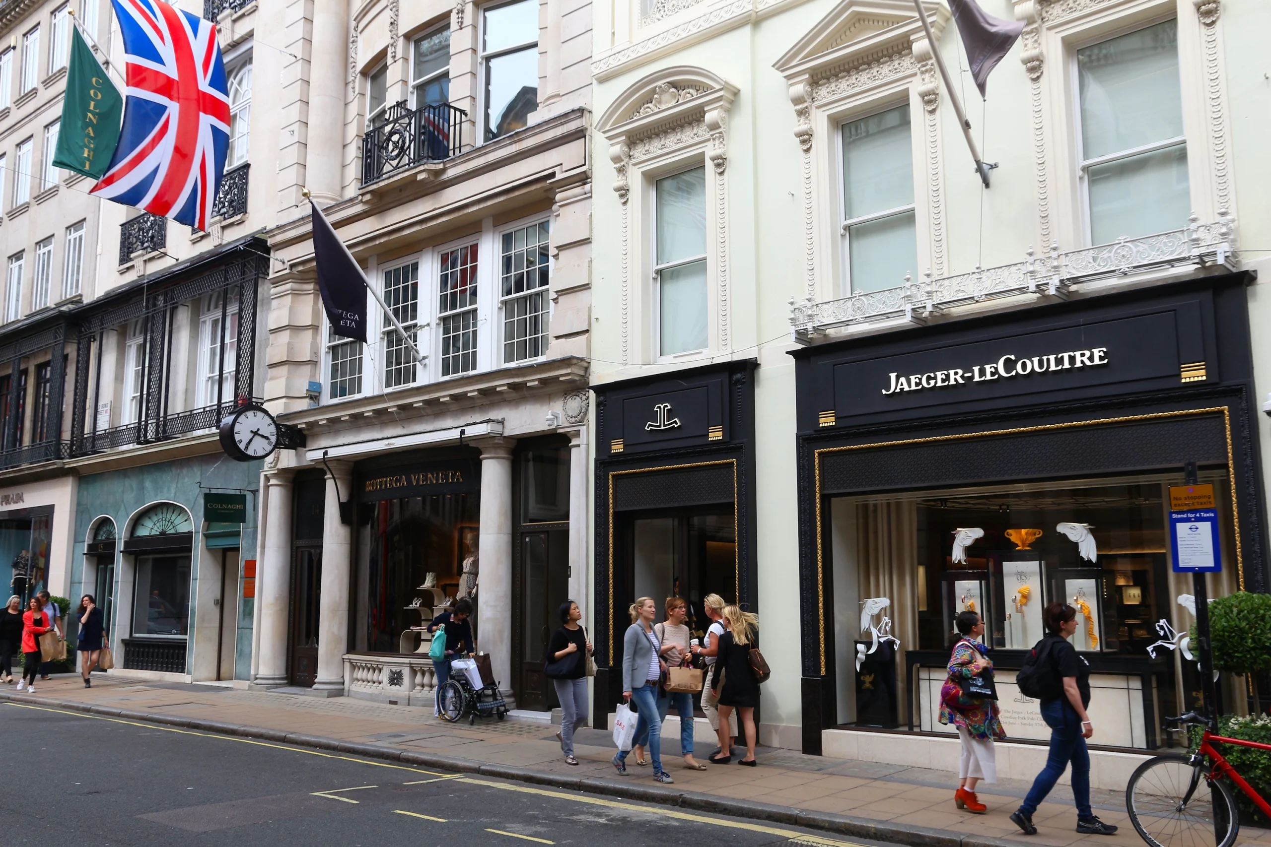 shutterstock_1791390752 | TVGURU.cz LONDÝN, Old Bond Street: butik Jaeger-LeCoultre. Záběr zvenčí přes ulici za jasného dne