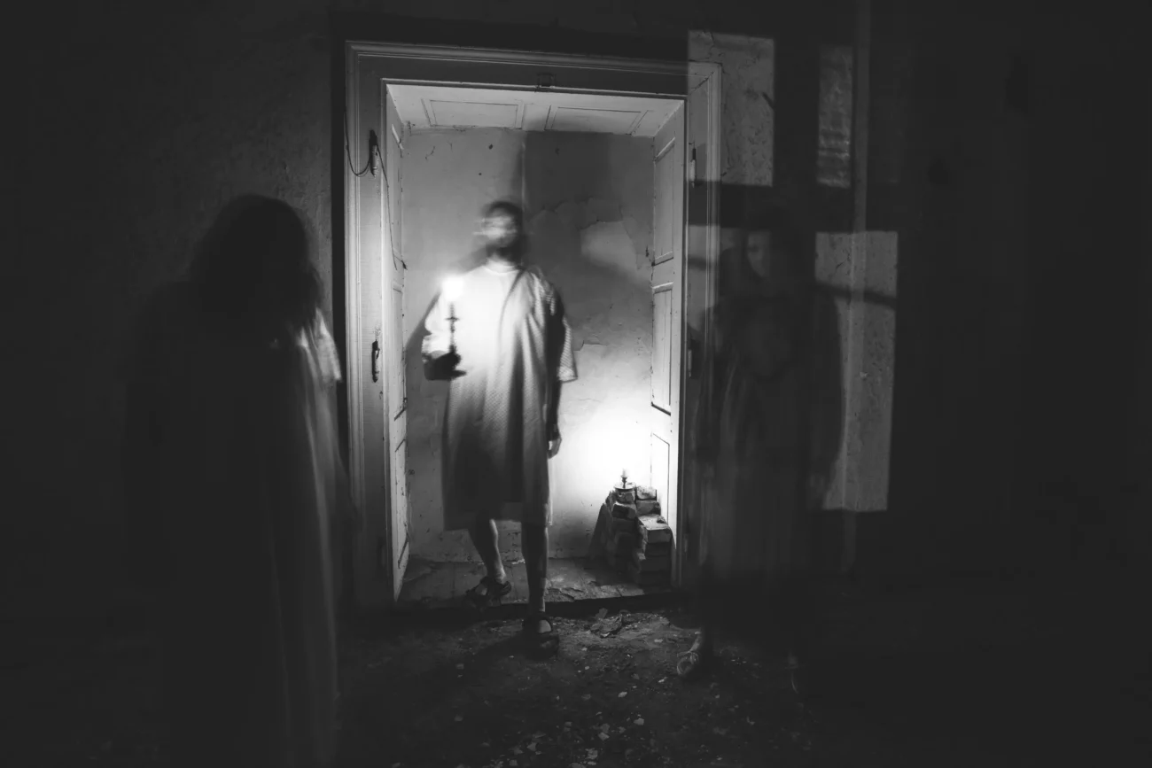 Ve dveřích stojí stín