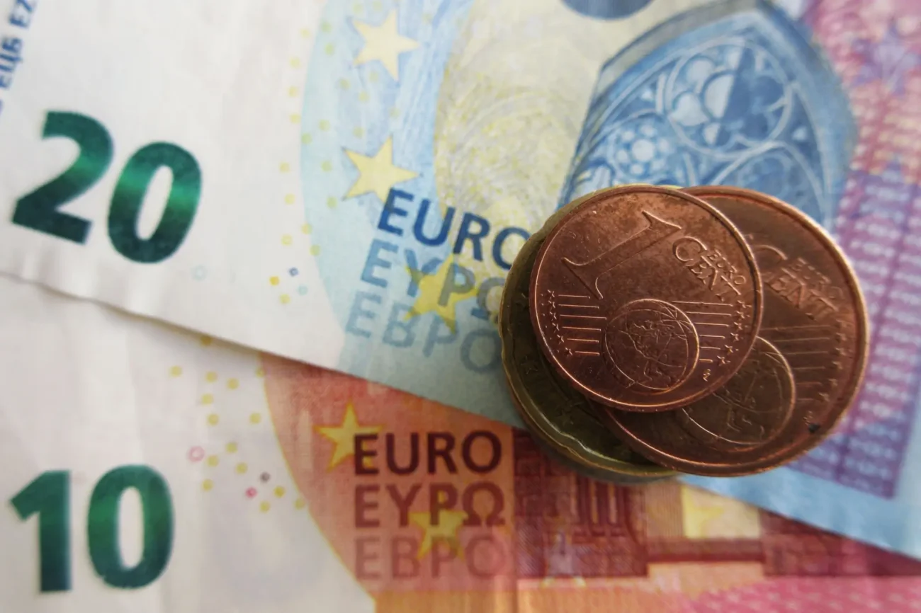 Shutterstock_615602675 | TVGURU.cz eurové bankovky a mince