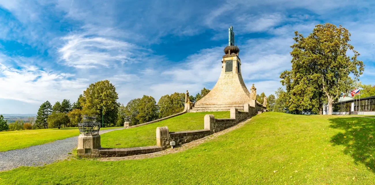 Bitvu u Slavkova připomíná památník, někde v blízkém lese se má skrývat poklad Shutterstock | TVGURU.cz památník bitvy u Slavkova