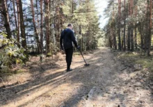 hledač pokladů, les