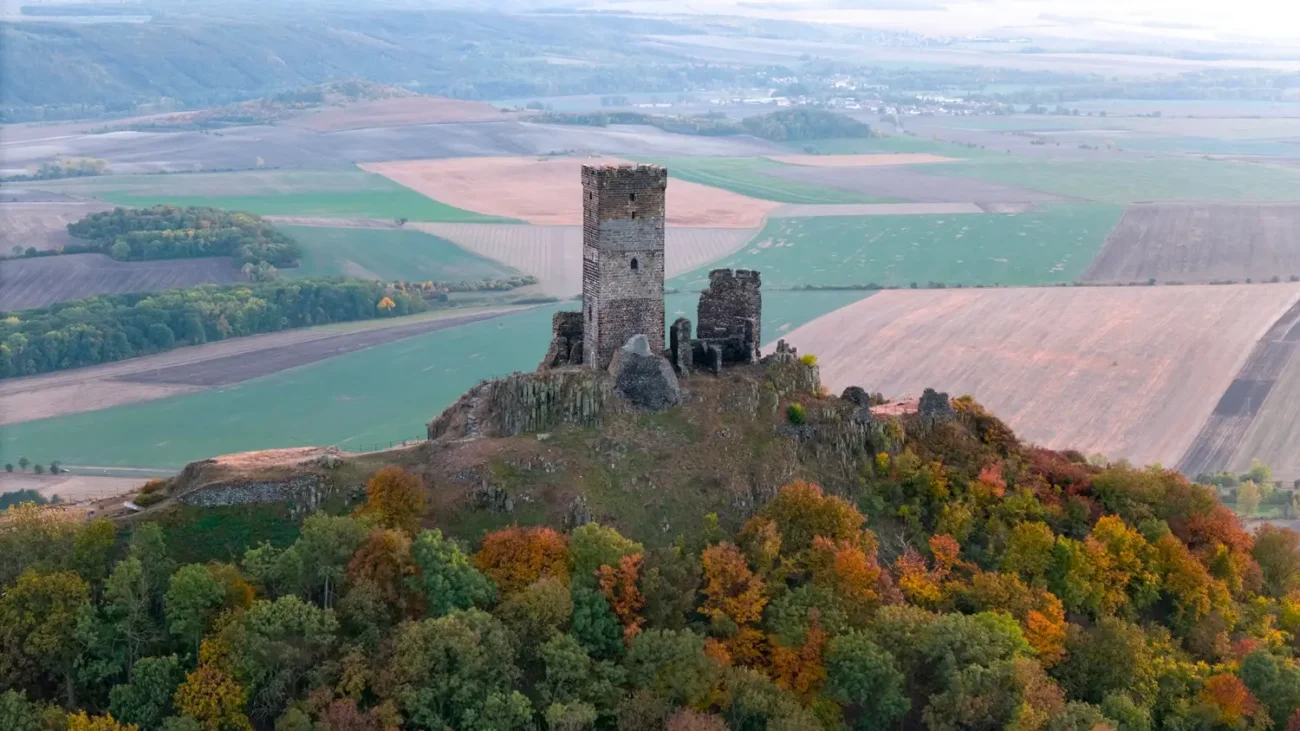 Podle legendy se nachází poklad i u zříceniny hradu Házmburk Shutterstock | TVGURU.cz zřícenina hradu Házmburk