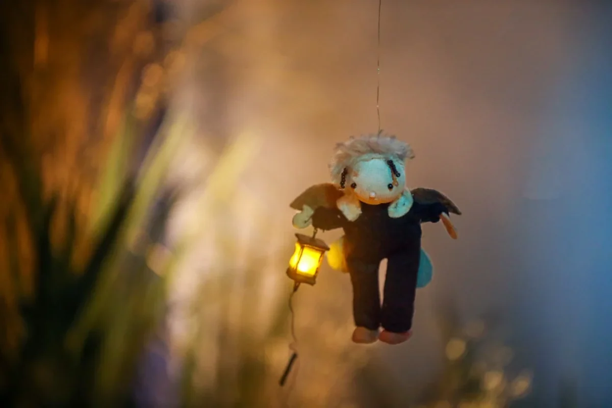 Broučci Jiřího Trnky s lucerničkou (záběr z výstavy v Domě loutek, Plzeň)