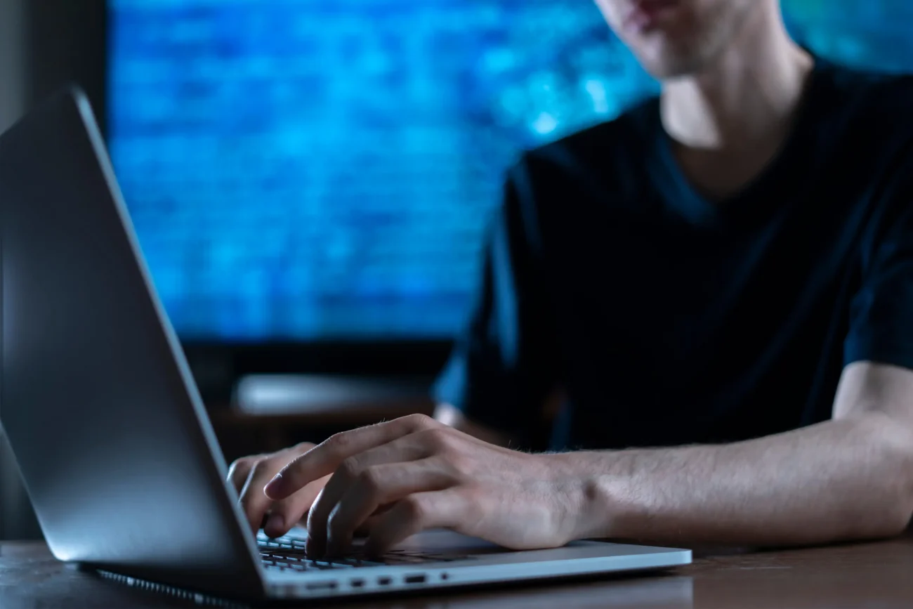 Muž sedící u pc. 