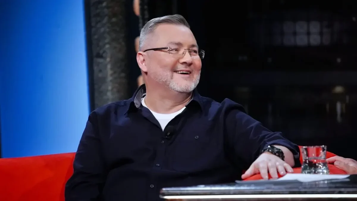 muž s brýlemi na sedačce