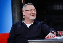 muž s brýlemi na sedačce