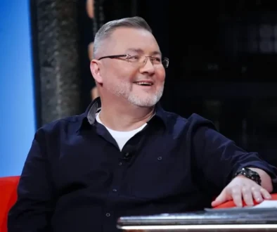 muž s brýlemi na sedačce