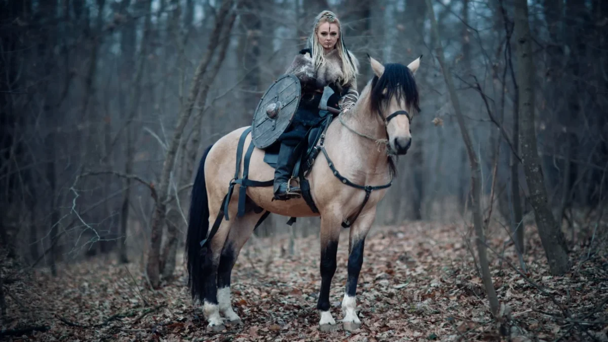 žena se štítem na koni