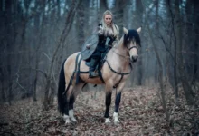 žena se štítem na koni