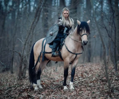 žena se štítem na koni