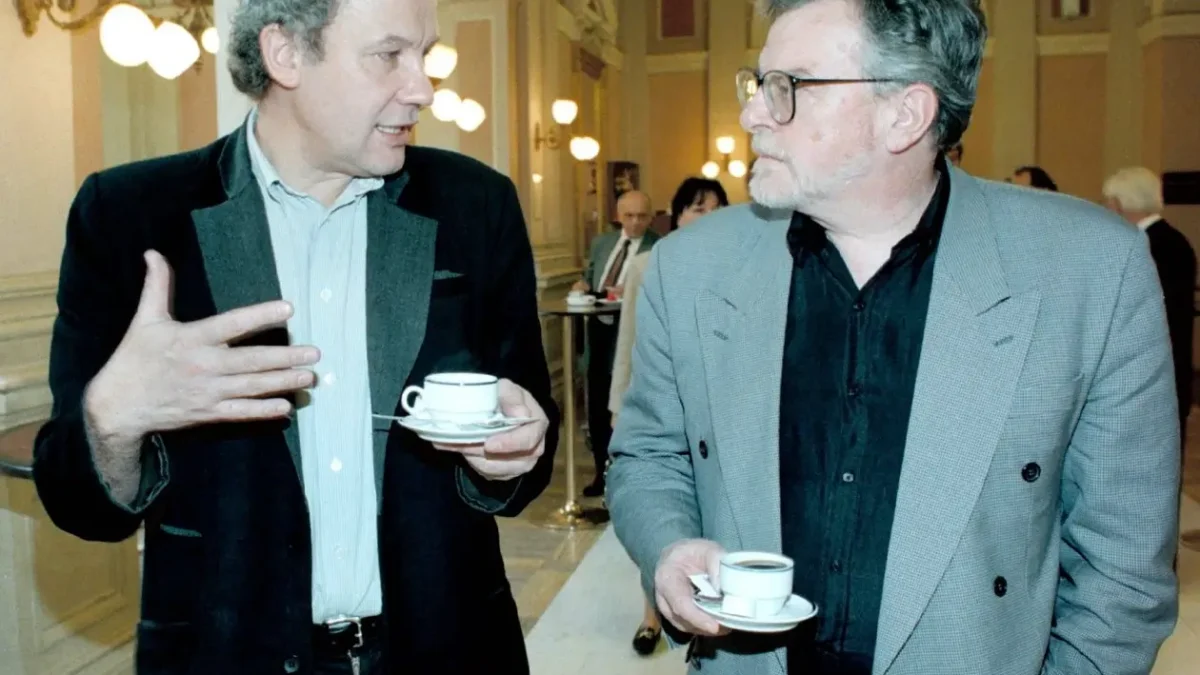 Herec Jan Kačer s kolegou.