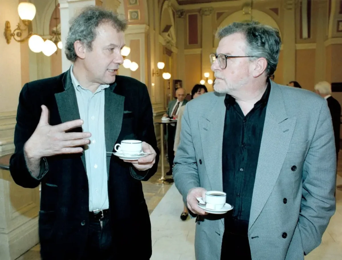 Herec Jan Kačer s kolegou.