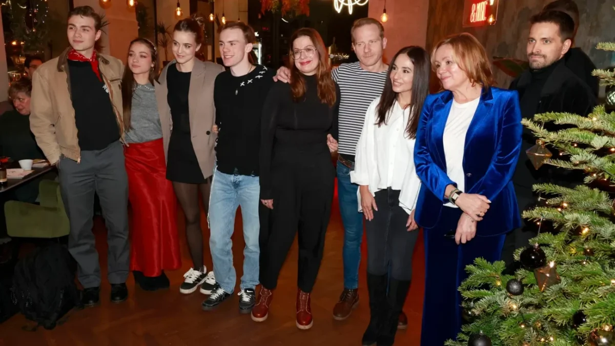 herci seriálu ZOO: Nové začátky na vánočním večírku