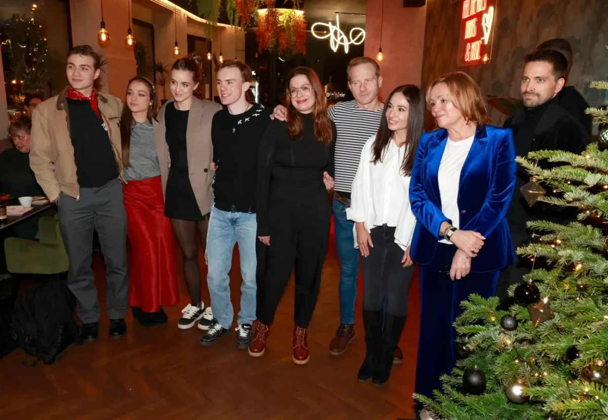 herci seriálu ZOO: Nové začátky na vánočním večírku