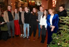 herci seriálu ZOO: Nové začátky na vánočním večírku