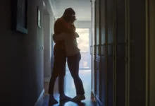 Muž se ženou se objímají.