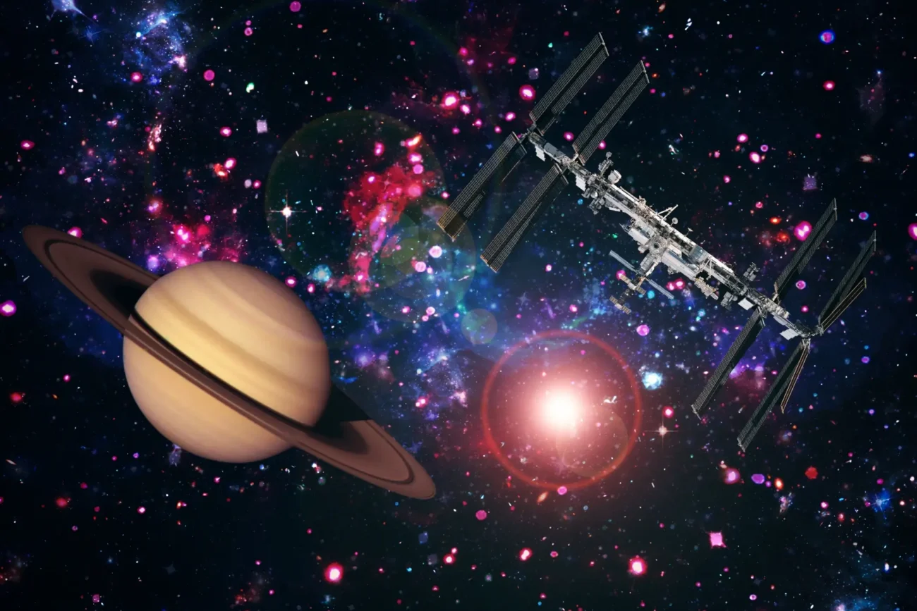 Saturn zobrazený vedle vesmírné stanice.
