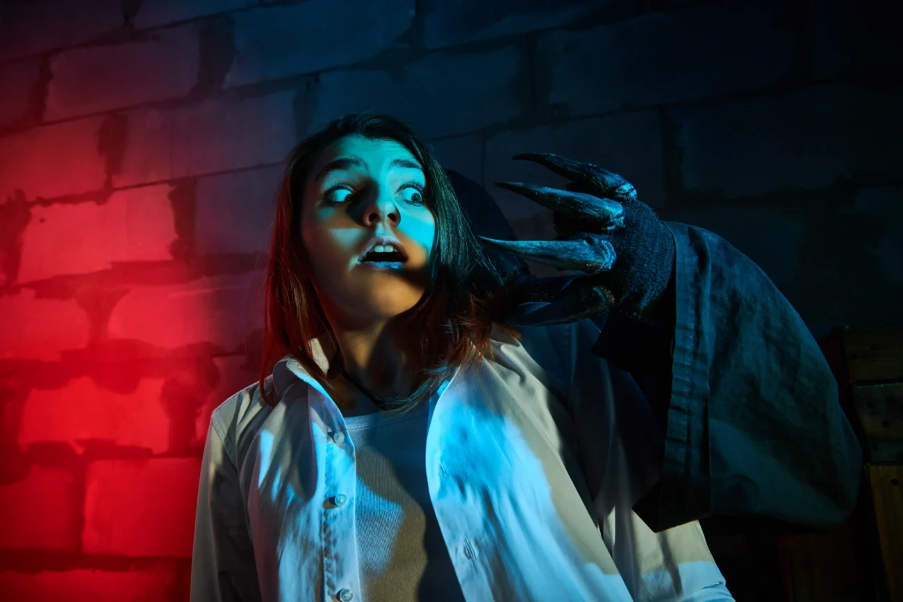 Žena u které je černá ruka příšery. 