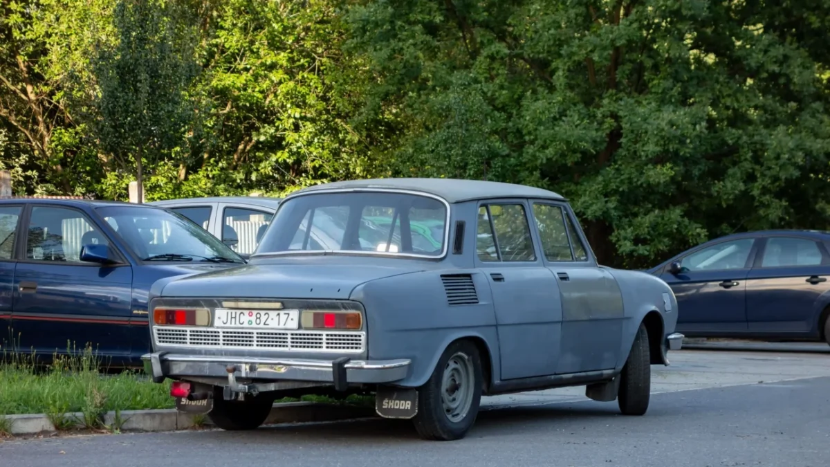 modré auto na silnici
