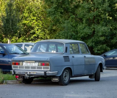 modré auto na silnici