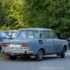 modré auto na silnici