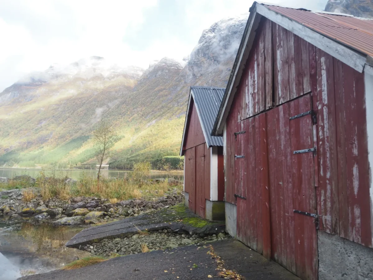 Norské chatky stojící v přírodě