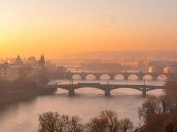 mlhavé počasí při západu slunce v Praze