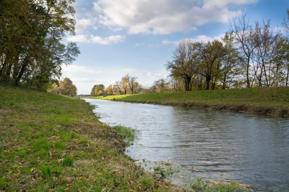krajina v české republice, řeka, stromy, modré nebe s oblaky