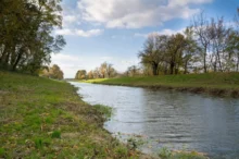 krajina v české republice, řeka, stromy, modré nebe s oblaky