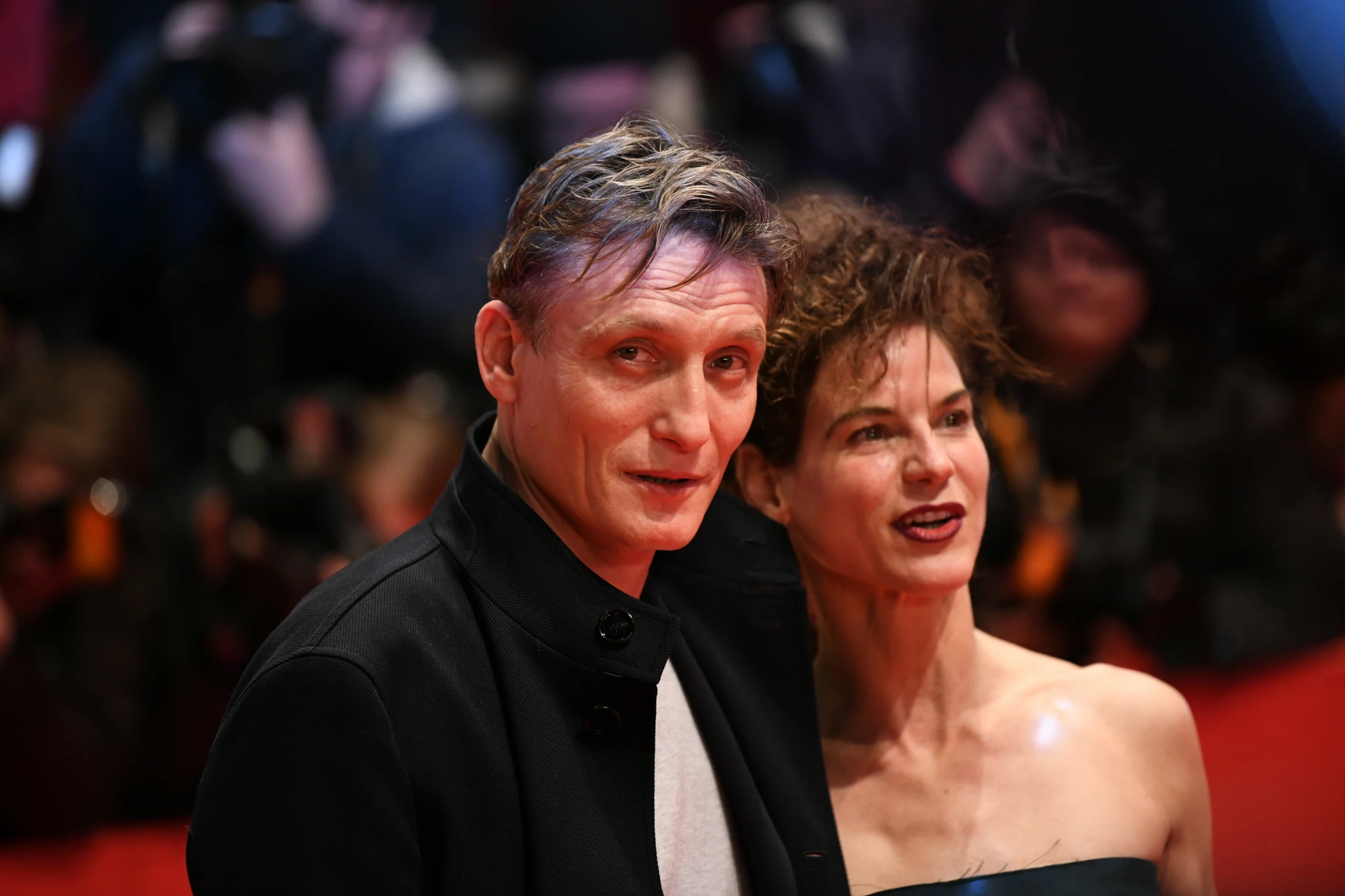 shutterstock_1062174959 | TVGURU.cz Berlín, Německo – 15. února 2018: Němečtí herci Oliver Masucci a Christiane Paul se účastní slavnostního zahájení a premiéry filmu Isle of Dogs během 68. ročníku Mezinárodního filmového festivalu Berlinale.