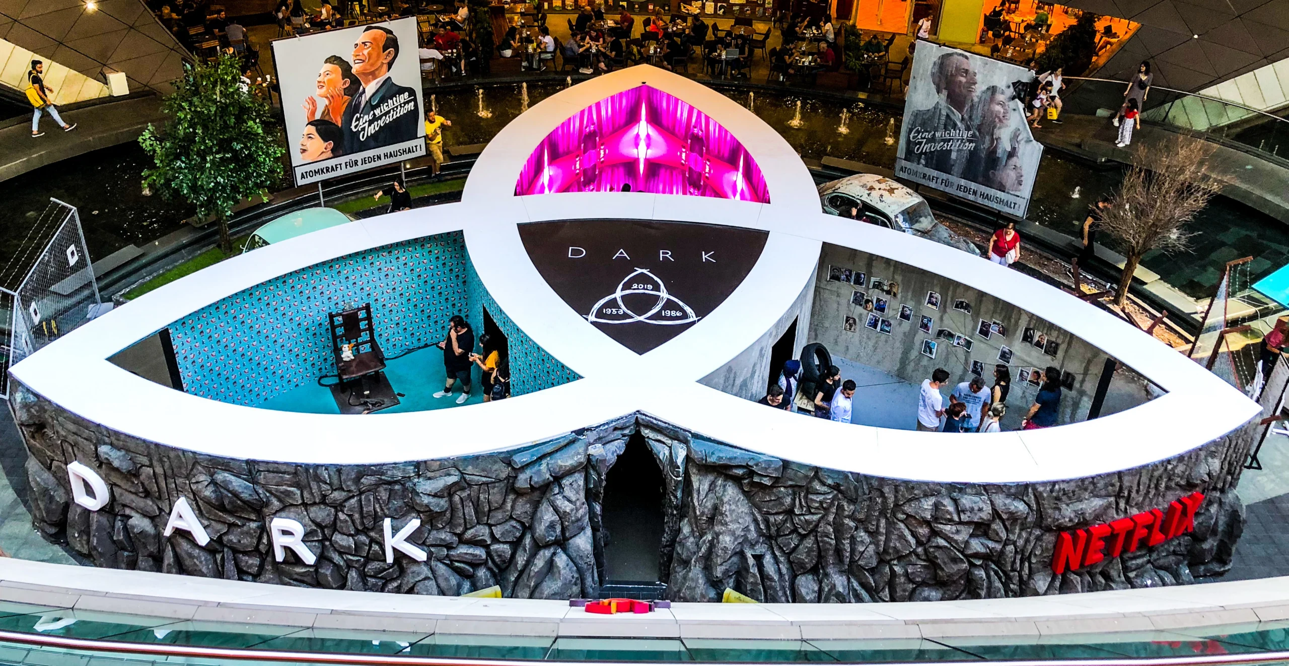 shutterstock_1450728512 | TVGURU.cz Istanbul, Turecko – 7. července 2019: Propagační akce Netflixu k seriálu Dark v obchodním centru Kanyon Mall