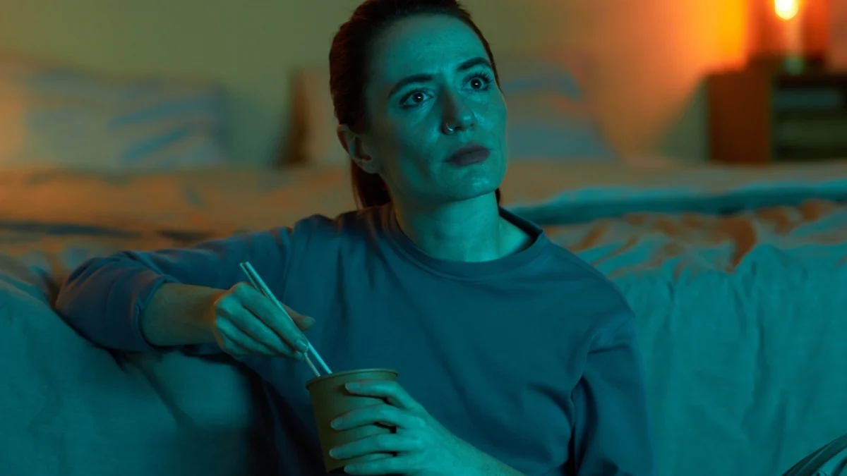 divačka s napětím sleduje film, večer, doma