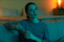 divačka s napětím sleduje film, večer, doma