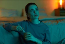divačka s napětím sleduje film, večer, doma