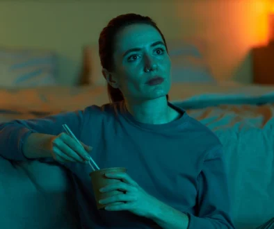 divačka s napětím sleduje film, večer, doma