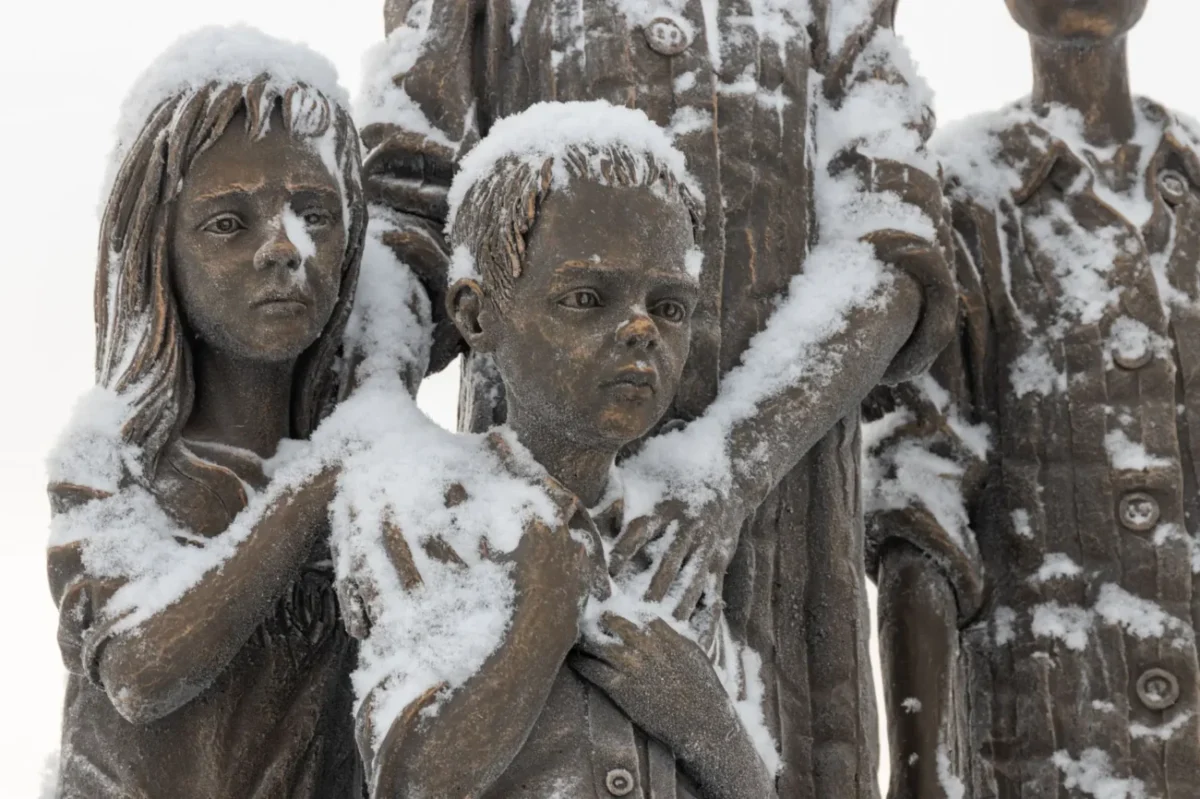 socha vzpomínající na dětské oběti druhé světové války