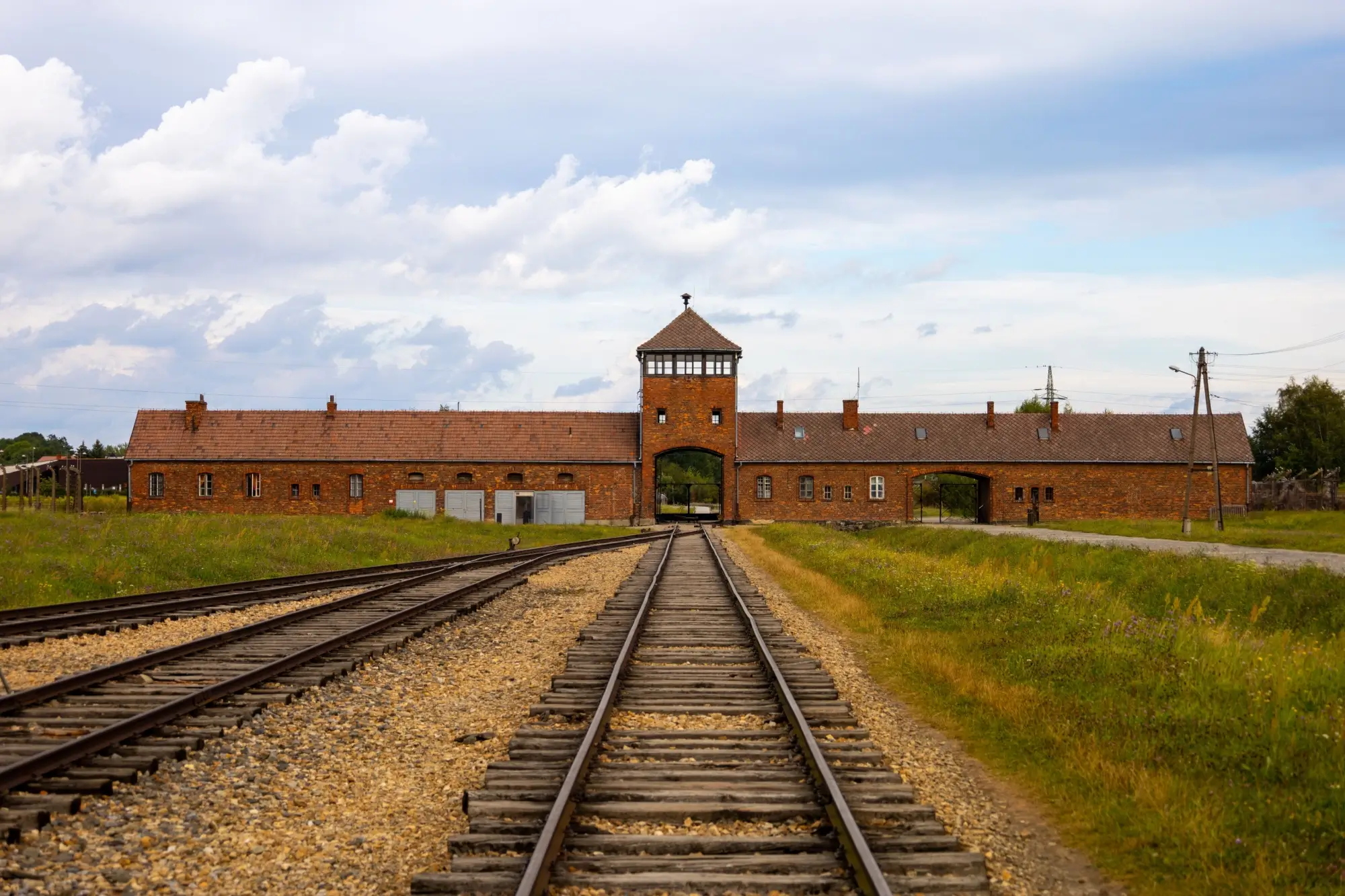 Shutterstock_2503178167 | TVGURU.cz brána koncentračního tábora Terezín
