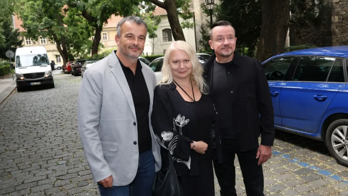 Režiséři minisérie Případ Janákovi stojí vedle muže.
