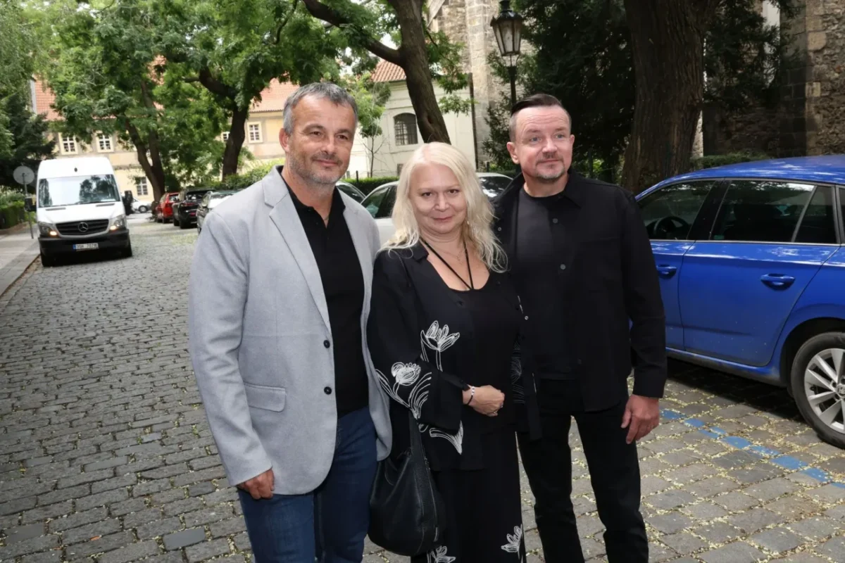 Režiséři minisérie Případ Janákovi stojí vedle muže.