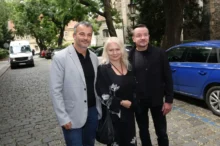 Režiséři minisérie Případ Janákovi stojí vedle muže.