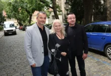 Režiséři minisérie Případ Janákovi stojí vedle muže.