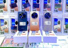 telefony ve výloze obchodu