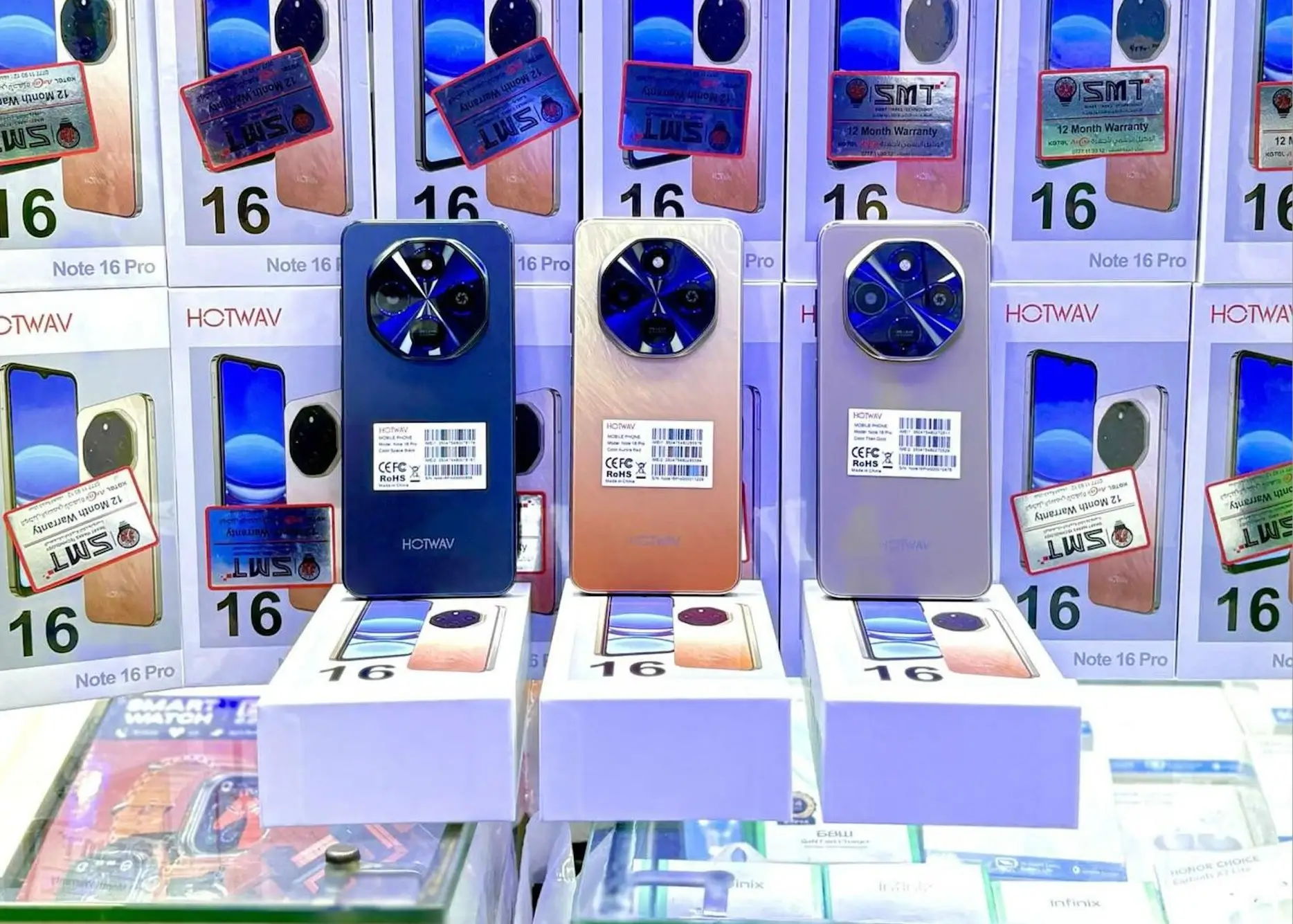telefony ve výloze obchodu