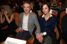 Petr Vacek s manželkou v divadle