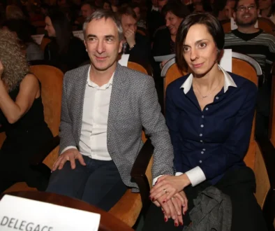 Petr Vacek s manželkou v divadle