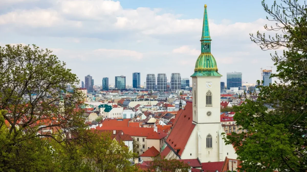 fotka Bratislavy s kostelem a mrakodrapy v pozadí