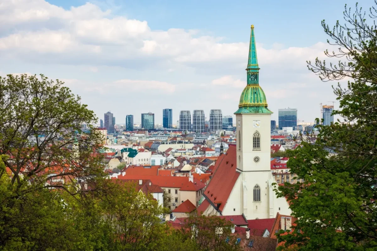 fotka Bratislavy s kostelem a mrakodrapy v pozadí